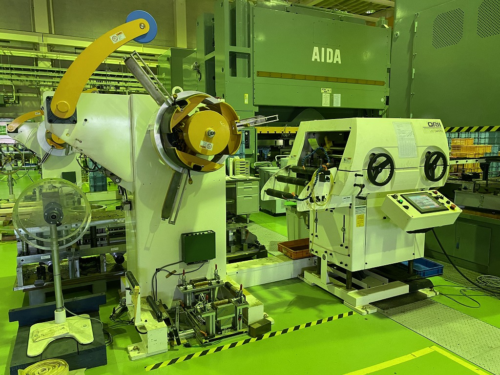 ３００Ｔ順送プレス